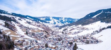 Kayak Tatil kış kasabası veya küçük evler, açık havuzu Kayak liftleri ve yamaçları ile Alpleri'nde köy havadan görünümü