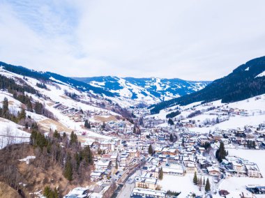 Kayak Tatil kış kasabası veya küçük evler, açık havuzu Kayak liftleri ve yamaçları ile Alpleri'nde köy havadan görünümü