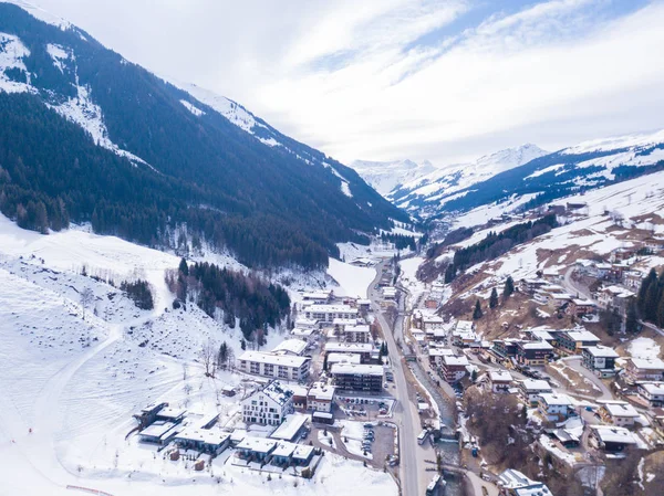 Luftaufnahme Des Bergskiortes Den Österreichischen Alpen Mit Großen Berghängen Skifahrern — Stockfoto