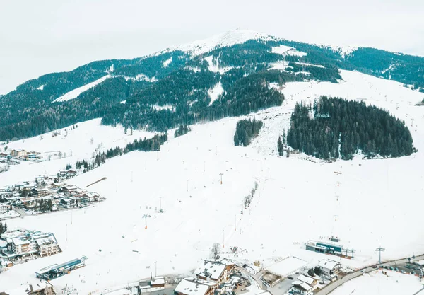Luchtfoto Van Ski Resort Bergdorp Oostenrijkse Alpen Met Grote Berg — Stockfoto