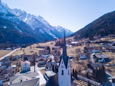 Eski kasaba dağlar yakınındaki Avusturya Kilisesi'nin havadan görünümü.