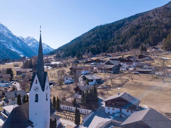 Luchtfoto Van Oostenrijkse Kerk Het Oude Dorpje Buurt Van Bergen — Stockfoto