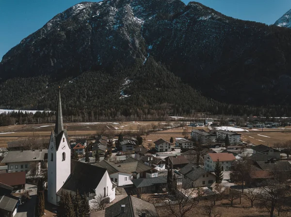 Eski Kasaba Dağlar Yakınındaki Avusturya Kilisesi Nin Havadan Görünümü — Stok fotoğraf