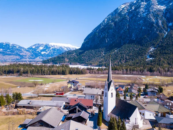 Vista Aérea Iglesia Austriaca Pequeño Casco Antiguo Cerca Las Montañas — Foto de Stock