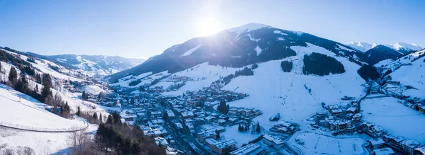 Vista Panoramica Sull Alba Del Villaggio Invernale Sulle Alpi Con — Foto Stock