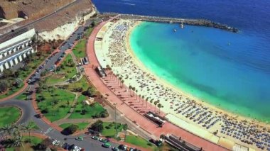 Playa de Amadores Bay İspanya Gran Canaria adada sahil diğer uçurumlarda ile güzel havadan görünümü. Adanın muhteşem deniz kıyısı.