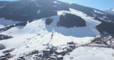 Avusturya 'nın Alpler' in ortasındaki kayak pistleri, teleferikleri ve snowboardcularla güzel bir hava manzarası..
