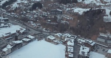 Avusturya 'nın Alpler' in ortasındaki kayak pistleri, teleferikleri ve snowboardcularla güzel bir hava manzarası..