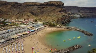 İspanya Gran Canaria adada Lomo şehrin nefes kesici havadan izleme. Bay city plaj ve arkasında Vadisi ile görünümünü. Güzel Kanarya Adaları.