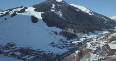 Avusturya 'nın Alpler' in ortasındaki kayak pistleri, teleferikleri ve snowboardcularla güzel bir hava manzarası..