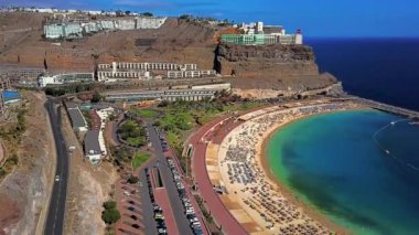 Playa de Amadores Bay İspanya Gran Canaria adada sahil diğer uçurumlarda ile güzel havadan görünümü. Adanın muhteşem deniz kıyısı.