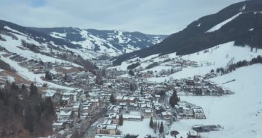 Avusturya 'nın Alpler' in ortasındaki kayak pistleri, teleferikleri ve snowboardcularla güzel bir hava manzarası..