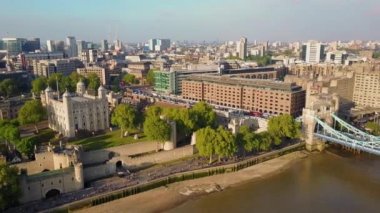 Londra Kulesi Tower bridge ve Canary Wharf iş bölgesi yanında inanılmaz hava görünümünü ufukta.