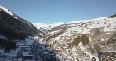 Avusturya 'nın Alpler' in ortasındaki kayak pistleri, teleferikleri ve snowboardcularla güzel bir hava manzarası..
