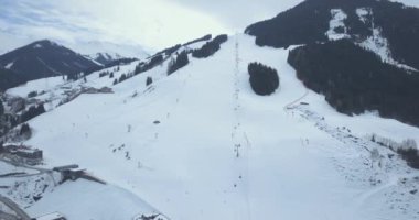 Avusturya 'nın Alpler' in ortasındaki kayak pistleri, teleferikleri ve snowboardcularla güzel bir hava manzarası..