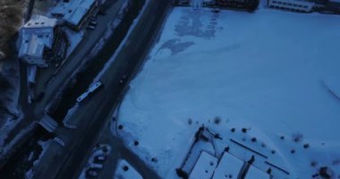 Avusturya 'nın Alpler' in ortasındaki kayak pistleri, teleferikleri ve snowboardcularla güzel bir hava manzarası..