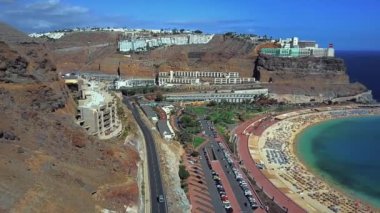 Playa de Amadores Bay İspanya Gran Canaria adada sahil diğer uçurumlarda ile güzel havadan görünümü. Adanın muhteşem deniz kıyısı.