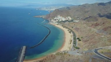 Las Teresitas Beach, Tenerife güzel havadan görünümü. Yukarıdan bir dron tarafından görüntülemek.