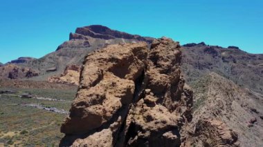 Teide yanardağı havadan görünümü Tenerife ve çölde tarafından yakınındaki kayaların üzerinde.