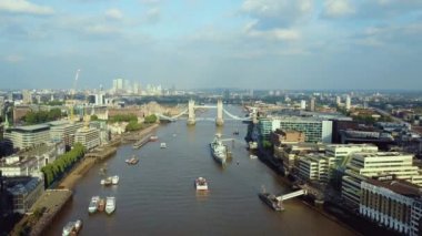 Londra Tower Köprüsü 17 Mart, 2017 Thames Nehri üzerinde şaşırtıcı havadan görünümü.
