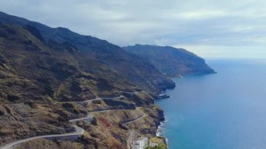 Teresitas plaj veya Playa de Las Teresitas, Santa Cruz de Tenerife yakınındaki ünlü bir plaj Kuzey Tenerife, Kanarya Adaları, İspanya'nın havadan görünümü