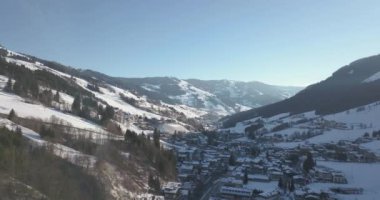 Avusturya 'nın Alpler' in ortasındaki kayak pistleri, teleferikleri ve snowboardcularla güzel bir hava manzarası..