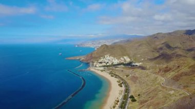 Las Teresitas Beach, Tenerife güzel havadan görünümü. Yukarıdan bir dron tarafından görüntülemek.