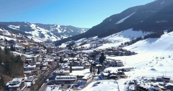 Вид Воздуха Небольшой Австрийский Зимний Городок Посреди Альп Горнолыжными Склонами — стоковое видео