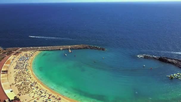 美丽的鸟瞰海滩阿马多雷斯湾与其他悬崖在海边的大加那利岛在西班牙 岛上华丽的海滨 — 图库视频影像