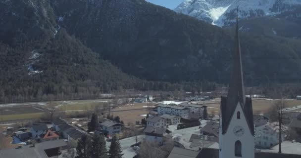 Hermosa Vista Aérea Iglesia Pequeño Pueblo Entre Las Poderosas Montañas — Vídeos de Stock