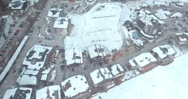 Schöne Luftaufnahme Des Österreichischen Winterstädtchens Inmitten Der Alpen Mit Skipisten — Stockvideo