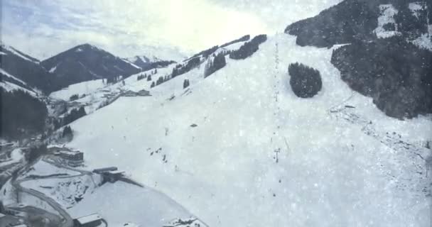 Bela Vista Aérea Pequena Cidade Austríaca Inverno Meio Dos Alpes — Vídeo de Stock