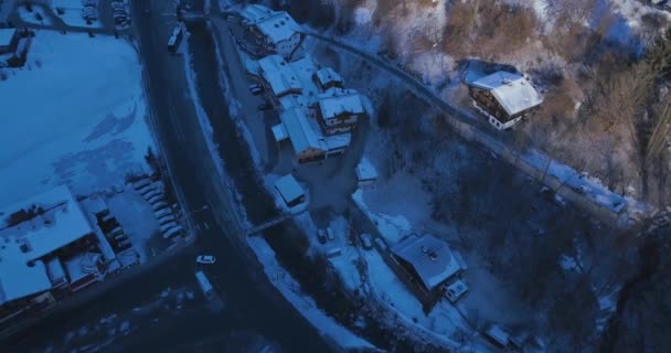 Hermosa Vista Aérea Pequeña Ciudad Austríaca Invierno Medio Los Alpes — Vídeo de stock