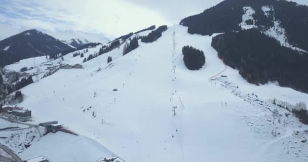 Piękny Widok Lotu Ptaka Austriackie Miasteczko Zimowe Środku Alp Stokami — Wideo stockowe