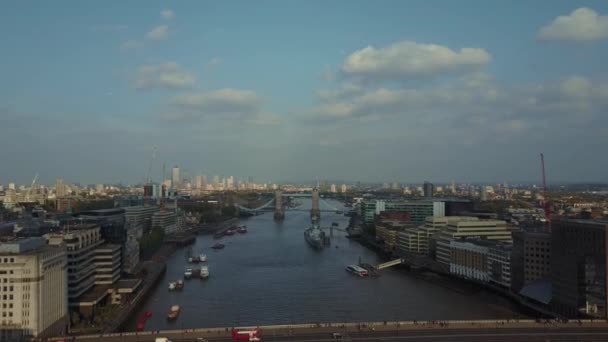 上からロンドン市内の素晴らしい空撮 シャード超高層ビル タワー ブリッジとテムズ川で他の有名な建物 — ストック動画