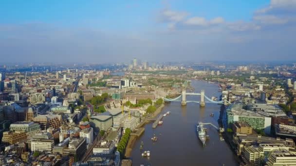 Wunderschöne Luftaufnahme Von London Tower Bridge Und Dem Scherben Wolkenkratzer — Stockvideo