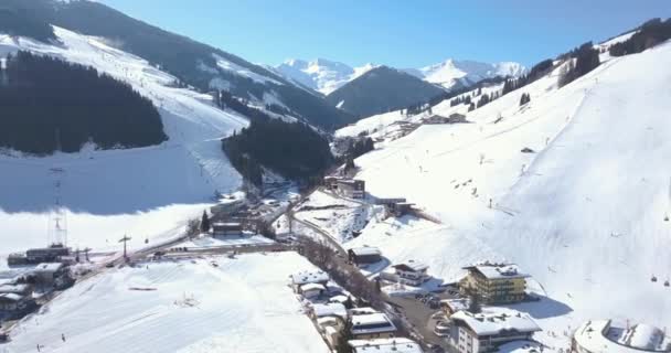 スキー場 ケーブルカー スノーボーダーがあるアルプスの真ん中にあるオーストリアの小さな冬の町の美しい空の景色 — ストック動画