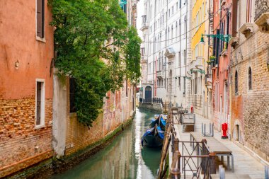 İtalya, Venedik. 12 Nisan 2018. Geleneksel gondollar, günbatımı, Venedik, İtalya dar Kanallar retro vintage Instagram stil filtre ile yakınındaki güzel manzaraya Rialto Köprüsü ile ünlü Canal Grande üzerinde.