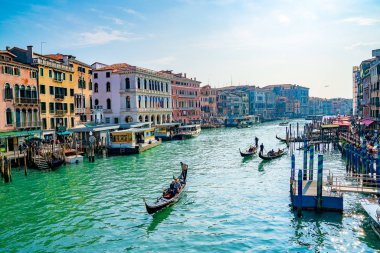 Venedik, İtalya. 12 Nisan 2018. Güzel Venedik dar kanallar, birçok klasik gondollar, Santa Maria della Salute eski cathedral yakınındaki şaşırtıcı eski paslı binalar ile.  