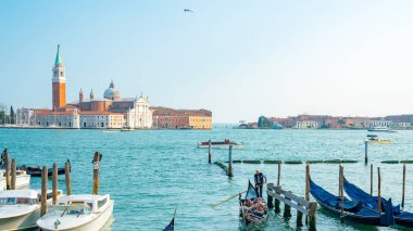 Venedik, İtalya. 12 Nisan 2018. Güzel Venedik dar kanallar, birçok klasik gondollar, Santa Maria della Salute eski cathedral yakınındaki şaşırtıcı eski paslı binalar ile. 