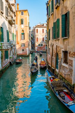 Venedik, İtalya. 12 Nisan 2018. Güzel Venedik dar kanallar, birçok klasik gondollar, Santa Maria della Salute eski cathedral yakınındaki şaşırtıcı eski paslı binalar ile.  