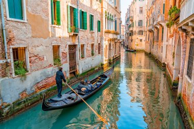 Venedik, İtalya. 12 Nisan 2018. Güzel Venedik dar kanallar, birçok klasik gondollar, Santa Maria della Salute eski cathedral yakınındaki şaşırtıcı eski paslı binalar ile.  
