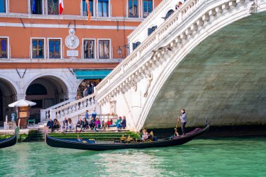 İtalya, Venedik. 12 Nisan 2018. Geleneksel gondollar, günbatımı, Venedik, İtalya dar Kanallar retro vintage Instagram stil filtre ile yakınındaki güzel manzaraya Rialto Köprüsü ile ünlü Canal Grande üzerinde.
