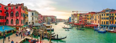 Venedik, İtalya. 20 Mart 2018. Şaşırtıcı görünümü güzel Venedik '. Birçok gondol ve sakin kanallardan biri yelken. Rialto Köprüsü'nden panoramik görünüm.