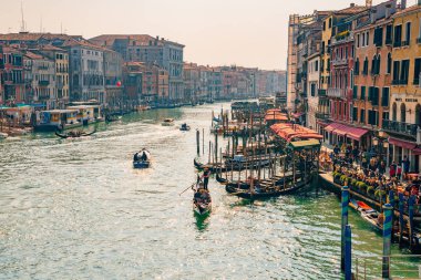 Venedik, İtalya. 12 Nisan 2018. Güzel Venedik dar kanallar, birçok klasik gondollar, Santa Maria della Salute eski cathedral yakınındaki şaşırtıcı eski paslı binalar ile.  