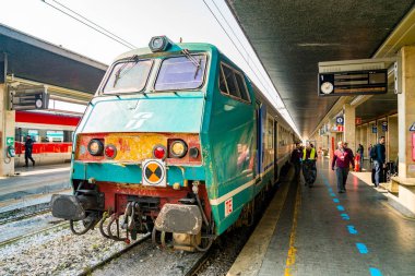 Venedik, İtalya. 11 Nisan 2018. Venedik tren istasyonunda tren ayakta.