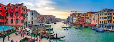 Venedik, İtalya. 20 Mart 2018. Şaşırtıcı görünümü güzel Venedik '. Birçok gondol ve sakin kanallardan biri yelken. Rialto Köprüsü'nden panoramik görünüm.