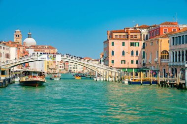Venedik, İtalya. 12 Nisan 2018. Güzel Venedik dar kanallar, birçok klasik gondollar, Santa Maria della Salute eski cathedral yakınındaki şaşırtıcı eski paslı binalar ile.  