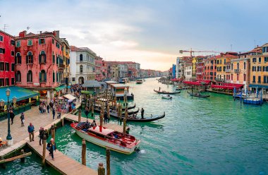 Venedik, İtalya. 12 Nisan 2018. Güzel Venedik dar kanallar, birçok klasik gondollar, Santa Maria della Salute eski cathedral yakınındaki şaşırtıcı eski paslı binalar ile. 