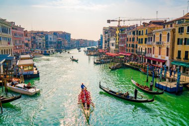 Venedik, İtalya. 12 Nisan 2018. Güzel Venedik dar kanallar, birçok klasik gondollar, Santa Maria della Salute eski cathedral yakınındaki şaşırtıcı eski paslı binalar ile.  